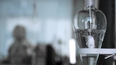 Bilimsel bir laboratuvarda mikserin işi. Bir mikser laboratuvarda reaksiyonları karıştırır. Ekoloji laboratuvarı. Bilimsel Laboratuvar.
