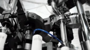 Fabrikada kozmetik ürünleri üretiliyor. El ve vücut kremi üretimi için taşıyıcı. Otomatik olarak kremalı plastik tüpler. Kremalı modern taşıyıcı. 