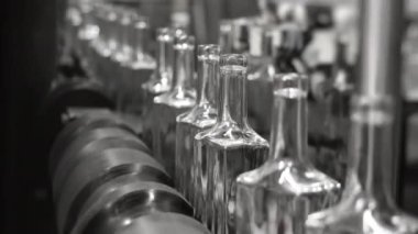 Fabrikadaki içkileri şişelemek için bir teknoloji hattı. Boş dikdörtgen cam şişeler taşıyıcı bant boyunca hareket eder. Fabrikada içecek, su ve limonata için sıra. İçecek üretim tesisi.