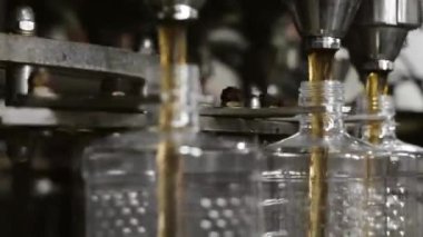 Fabrikadaki içkileri şişelemek için otomatik hat. Plastik şişeler otomatik olarak sıvıyla doldurulur. Fabrikada içecek, su ve limonata için sıra. İçecek üretim tesisi.