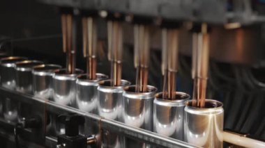 Fabrikada içki ve bira şişelemek için üretim hattı. Metal kutuları otomatik olarak bir içecekle doldurma süreci. İçecekler için alüminyum kutular. İçecek üretim ve şişeleme fabrikası.