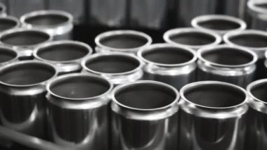 Fabrikada içki ve bira şişelemek için üretim hattı. Boş alüminyum bira kutuları doldurmak için konveyör boyunca hareket eder, yakın plan. İçecekler için alüminyum kutular. İçecek üretim ve şişeleme fabrikası.