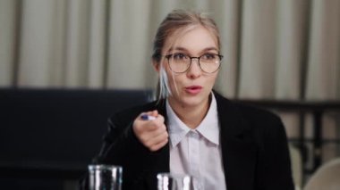 Ofisteki iş toplantısında kadın takım lideri yöneticilerle konuşuyor, strateji planlıyor. Bütünlük kavramı 