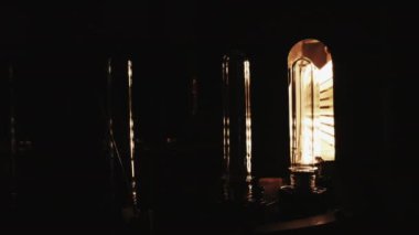 Enflasyon metodunu kullanarak kurusıkı mermilerden plastik şişe üretmek için sıra. Evcil hayvan konteynırları için sıra. Taşıyıcı banttaki plastik su şişesinin ham şekli..