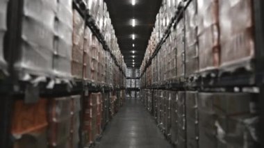 Ürünlerle dolu büyük bir yiyecek deposu. Modern malzeme deposu. Raflar dolusu mal. Modern bir depoda forkliftler..