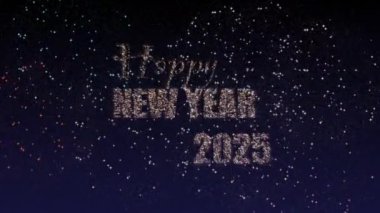 Mutlu yıllar 2025 ekran koruyucu animasyonu. Yeni yıl 2025 kutlaması. Gökyüzünde havai fişek şeklinde yeni yılın kutlu olsun..