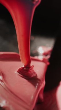 Pembe sıvı çikolatalı taşıyıcı. Şekerleme fabrikası. Çikolata fabrikası. Şeker üretimi. 