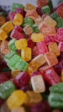 Şekerleme fabrikasında marmelat yapmak için taşıyıcı. Şekerleme malzemeleri. Üretim tesisi. Dikey video.