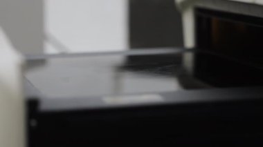 Beyaz eldiven giyen bir bilim adamı modern GelDoc cihazına elektroforez jeli yükleyecek. Modern ekipmanlar üzerinde PCR testi. Modern bilim laboratuarı. Laboratuvar için araştırma ekipmanları.