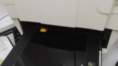 Beyaz eldiven giyen bir bilim adamı modern GelDoc cihazına elektroforez jeli yükleyecek. Modern ekipmanlar üzerinde PCR testi. Modern bilim laboratuarı. Laboratuvar için araştırma ekipmanları.