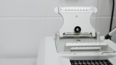 Nükleik asit frekans analizinin saptanması için numuneleri nanodrop içine damlatan otomatik bir pipetin yakın çekimi. Modern bilim laboratuarı. Laboratuvar için araştırma ekipmanları.