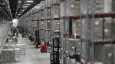 Tamamlanmış ürünler ve hammaddelerin olduğu modern bir depoda forklift operasyonunun zamanaşımı. Modern depo. Modern bir depoda forkliftler..