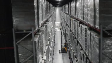 Tamamlanmış ürünler ve hammaddelerin olduğu modern bir depoda forklift operasyonunun zamanaşımı. Modern depo. Modern bir depoda forkliftler..
