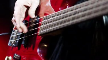 Gitaristin eli gitaristin elindeydi. Gitarist ve gitarist. Konserde gitarlı bir müzisyen. Sahnede gitarist.