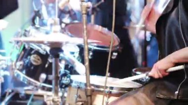 Davul çalan müzisyenlerin yakın çekimi. Konserde davul çalmak. Bir davulcu perküsyon enstrümanı çalar.