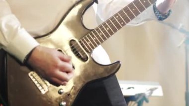 Gitaristin eli gitaristin elindeydi. Gitarist ve gitarist. Konserde gitarlı bir müzisyen. Sahnede gitarist.