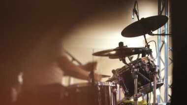 Davul çalan müzisyenlerin yakın çekimi. Konserde davul çalmak. Bir davulcu perküsyon enstrümanı çalar.