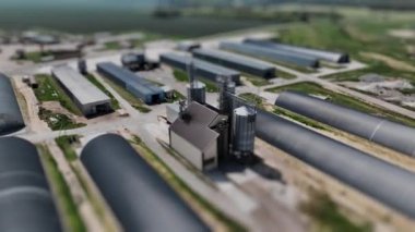 Tarım ambarı ambar asansörünün havadan görünüşü ve büyük bir ahır ve depolama tesisleri kompleksi. Zirai ürünlerin kuru temizleme ve depolama işlemleri için tarım üretim tesisi.