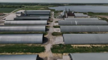 Tarım ambarı ambar asansörünün havadan görünüşü ve büyük bir ahır ve depolama tesisleri kompleksi. Zirai ürünlerin kuru temizleme ve depolama işlemleri için tarım üretim tesisi.