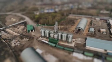 Tarım ambarı ambar asansörünün havadan görünüşü ve büyük bir ahır ve depolama tesisleri kompleksi. Zirai ürünlerin kuru temizleme ve depolama işlemleri için tarım üretim tesisi.