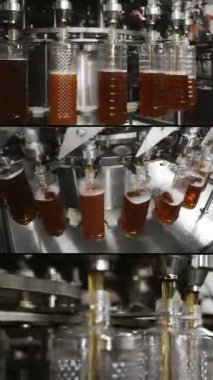Plastik şişelerden oluşan çoklu ekran kolajı taşıyıcı bant boyunca hareket eder. Şişeleri doldurma süreci. Fabrikada içki içmek için içki kuyruğu. İçecek üretim tesisi. Dikey video.