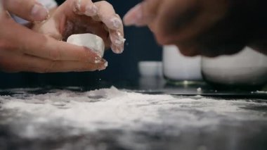 Bir erkek ve kadının elleri mutfakta cheesecake hazırlıyor. Bir çift mutfakta birlikte krep hazırlıyor..