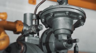 Benzin istasyonundaki benzin azaltıcısına yakın çekim. Doğalgaz boru hattı üzerinden dağıtımı.