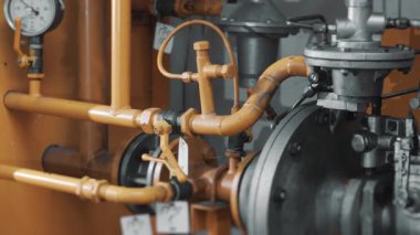 Benzin istasyonundaki benzin azaltıcısına yakın çekim. Doğalgaz boru hattı üzerinden dağıtımı.