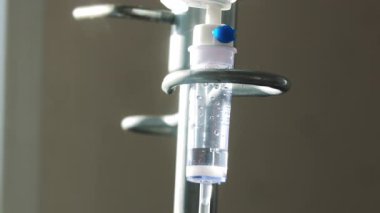 Hastane koğuşunda hastaya ilaç damlatan bir damlatıcıyla dikiliyorsun. Tıbbi ekipman. Klinik.