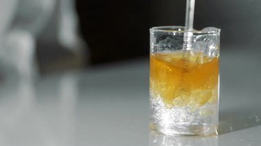 Bir kimyager, motor yağı ya da yakıtı test tüpüne kalite analizi için ayırıcı ile karıştırıyor. Kimya laboratuvarı. Yakıt veya motor yağının kalitesi kontrol ediliyor.