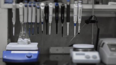 Bir laboratuvar manyetik mikser bilim laboratuarındaki cam şişede reaksiyonları karıştırıyor. Modern laboratuvar ekipmanları. Tıbbi ekipman. Laboratuvar araştırması için ekipman.