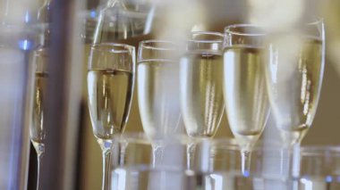 Bir etkinlikte şampanyayla dolu bardakların yakın çekimi. Masada bir bardak şampanya var. Partiye hoş geldiniz..