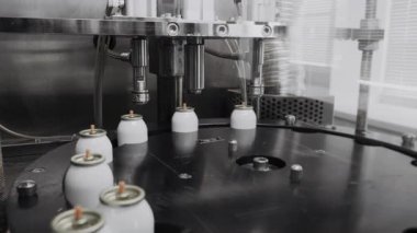 Sprey spreyler için otomatik üretim hattı. Beyaz sprey kutuları. Sprey üretebilir. Kozmetik fabrikası. Deodorant sprey üretimi.