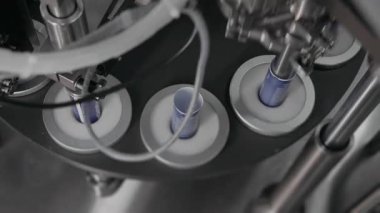 Fabrikada kozmetik ürünleri üretiliyor. El ve vücut kremi üretimi için taşıyıcı. Otomatik olarak kremalı plastik tüpler. Kremalı modern taşıyıcı. 