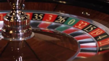 Rulet çarkı kumarhanede beyaz bir topla dönüyor. Kumarhanede rulet oynuyorum. Kumar oynuyorum. Kumarhane kavramı. Kumarhane iddiaları.