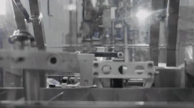 Kozmetik fabrikasında karton kutularda kremalı tüpler paketleme. Bir fabrikada kozmetik üretimi. Bir santralde otomatik paketleme hattı.