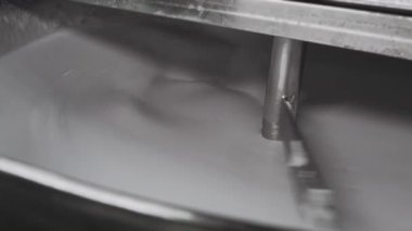 Kozmetik fabrikasında endüstriyel karıştırıcı. Kozmetik malzemeleri karıştırıyor. Kozmetik fabrikası. Cilt bakım kremi üretimi. Kozmetik üretimi. Fabrikada kozmetik hazırlamak için bir tank.. 