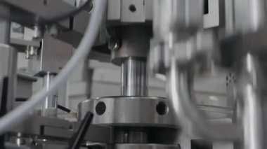 Fabrika üretim taşıyıcısının yakın çekimi. Otomatik mekanizma çalışması. Fabrikada ambalaj makinesi.