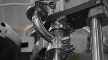 Fabrika üretim taşıyıcısının yakın çekimi. Otomatik mekanizma çalışması. Fabrikada ambalaj makinesi.