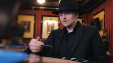 Poker oynayan sakallı bir adam. Oyuncu kumarhanede poker oynar. Kumarhane kavramı.