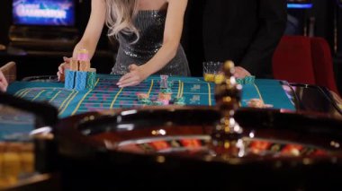 Genç bir çift, bir erkek ve bir kadın, kazandıklarını kumarhanede topluyorlar. Bir kız kumar masasında bir yığın fiş taşıyor. Nişan yüzüğü bir yığın fişin üzerinde. Kumarhanede nişan..