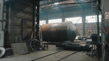 Endüstriyel kazan fabrikasındaki büyük silindirik metal yapı. Modern kazan ekipmanı fabrikası. Endüstriyel sektör için büyük ölçekli meclis.