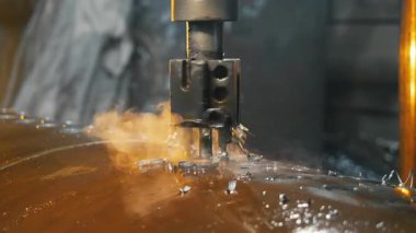 Matkap soğutmalı otomatik endüstriyel sondaj makinesi. Metal yapı fabrikasında kalın çelik borularda delik açmak. Endüstriyel ısıtma kazanı üretimi.