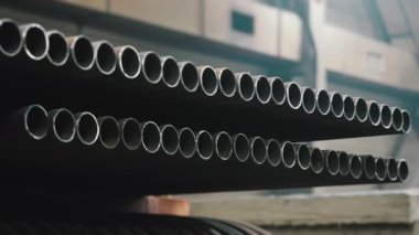 Çelik borular için modern endüstriyel fabrika. Demir yuvarlak boruları olan bir depo..