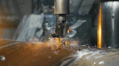 Matkap soğutmalı otomatik endüstriyel sondaj makinesi. Metal yapı fabrikasında kalın çelik borularda delik açmak. Endüstriyel ısıtma kazanı üretimi.