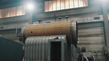 Fabrikalar ve kazan daireleri için endüstriyel ısıtma kazanları üretmek için fabrika. Kazan dairesinde su ısıtmak için demir borulardan yapılmış metal yapı..