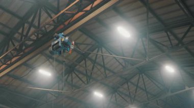 Fabrikada ya da depoda ağır yük taşımak için vinç kancasına yakın çekim. Ağır şeyleri taşımak için endüstriyel ekipman.