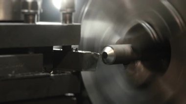 Torna bir atölyede demir bir atölye işidir. Metal kesme makinesi yuvarlak çelik çubuğa konik bir şekil verir. Bir endüstriyel metal işleme tesisi.