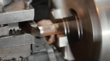 Torna bir atölyede demir bir atölye işidir. Metal kesme makinesi yuvarlak çelik çubuğa konik bir şekil verir. Bir endüstriyel metal işleme tesisi.
