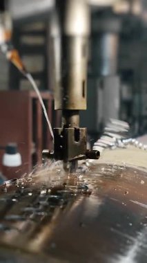 Matkap soğutmalı otomatik endüstriyel sondaj makinesi. Metal yapı fabrikasında kalın çelik borularda delik açmak. Endüstriyel ısıtma kazanı üretimi. Dikey video.